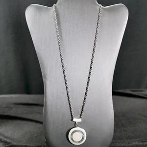 Vintage weiß und silber rund Emaille Medaillon Halskette Diamantschliff Akzente - Bild 1 von 7