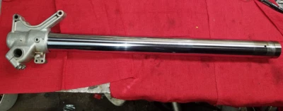 YZ426F YAMAHA 2001 (ЛОТ A) ВИЛКА ВНУТРЕННЯЯ НИЖНЯЯ ЛЕВАЯ ХРОМИРОВАННАЯ ТРУБКА 46 ММ МАЛЕНЬКИЙ DINK - Изображение 1 из 4