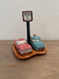 Salero y pimentero de cerámica Route 66 de colección raro para automóvil y camión con base de bomba de gas - Imagen 1 de 18