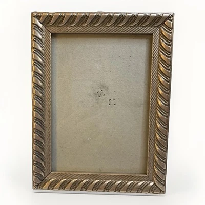 Украшенная серебряная пластиковая фоторамка вмещает картину 5x7 - Изображение 1 из 4