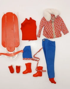 Vintage Barbie Skipper komplett Schlittenspaß Outfit blau & rot Schlittenstiefel - Bild 1 von 14