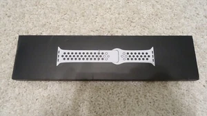 Genuine Apple Nike Sport Band For Apple Watch 44mm - Pure Platinum/Black NEW - Zdjęcie 1 z 2