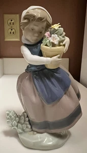 Lladró 5223 Spring is Here Girl with Flower Pot Figurine Retired 1984–2005 - Picture 1 of 11