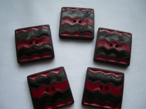 BLACK & RED ZIG ZAG DESIGN VINTAGE / RETRO SQUARE 2 HOLE BUTTONS x 5 FREE P&P - Picture 1 of 3
