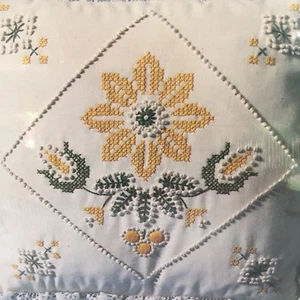 Yellow Daisy Candlewick Kit Lace Edged Pillow 8265 Creative Moments Wedding New - Picture 1 of 4