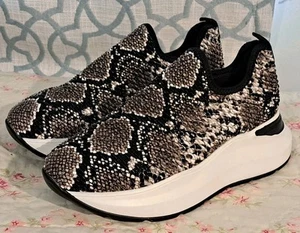 Womens Desa Sneakers Shoes Pull On Size 39 ( 8.5 US ) Comfort Faux Snake Print - Picture 1 of 11