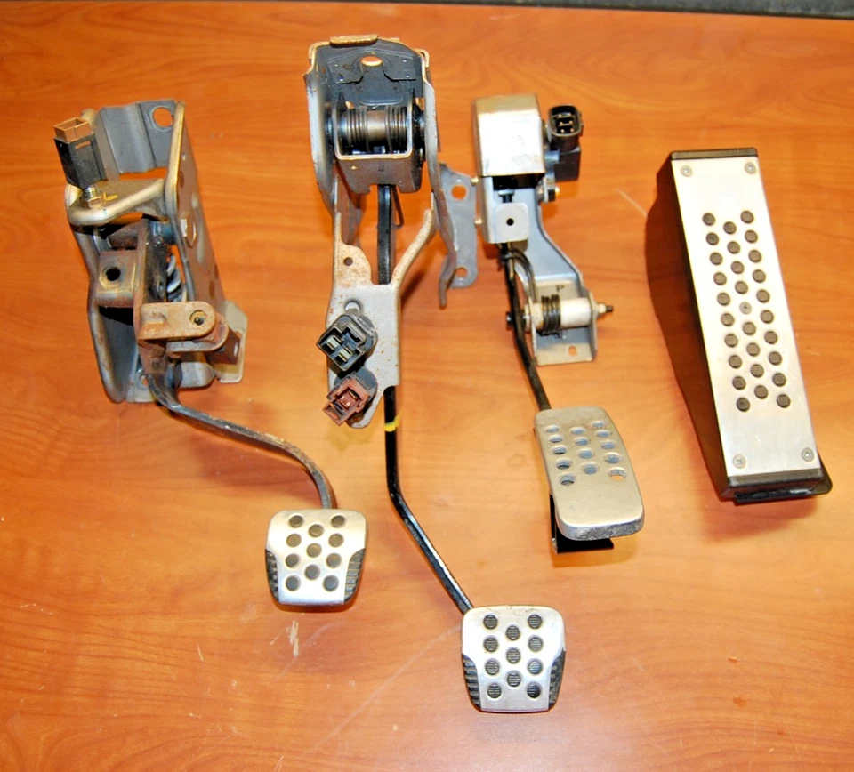 03-08 Juego de pedales de freno y embrague Nissan G35 350Z transmisión manual MT OEM Foto 1 de 4