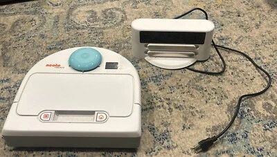 NEATO ROBOTICS SERIE BOTVAC MODELLO 905-0079 CON DOCK DI RICARICA così com'è bisogno batteria - Immagine 1 di 2
