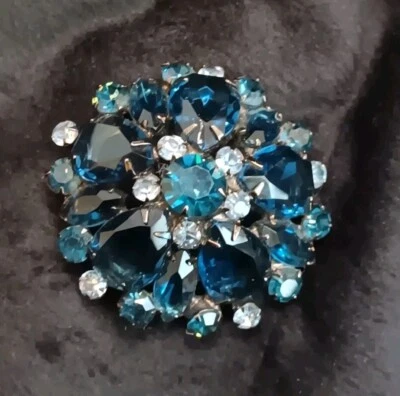 Broche prendedor vintage de 5 capas de cristal azul y transparente tono plata sin firmar Foto 1 de 4