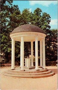 Postcard Old Well University of North Carolina Chapel Hill (C2) - Picture 1 of 2