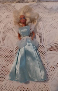 Muñeca Barbie Mattel 1976 pelo rubio con un traje azul - Imagen 1 de 10