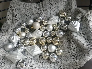 JOB LOT OF SILVER MATT SHINY LARGE CHRISTMAS BAUBLES & TREE HANGING DECORATIONS - Picture 1 of 6