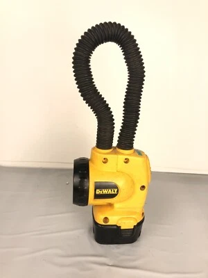 DEWALT DW917 12V FLEX FLOOD LIGHT - Image 1 of 4