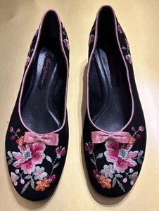 Beverly Feldman Women’s 8.5M Fabric Embroidered Flower Kitten Heel Pumps New - Picture 1 of 13