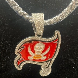 Tampa Bay Buccaneers Silver and Red Skull Pendant Necklace - Picture 1 of 2
