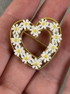 Vintage Blumenkranz Gänseblümchen gelb weiß Brosche Anstecknadel Emaille goldfarben Herz - Bild 1 von 7