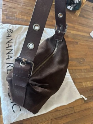 Bolso hobo Banana Republic vintage de gamuza marrón con asas de cuero circa 2005 Foto 1 de 4