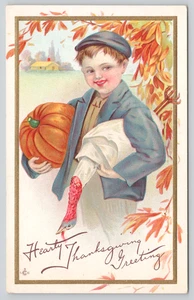 Postal cordiales saludos de acción de gracias niño con pavo muerto, calabaza - en relieve - Imagen 1 de 2