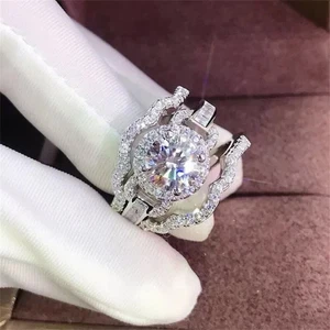 Juego de trío de anillo de compromiso moissanita de 3,50 quilates de corte redondo enchapado en oro blanco de 14 k - Imagen 1 de 10