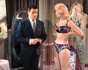 Liz Fraser Carry On Films 10" x 8" Photograph no 301 - Imagen 1 de 1