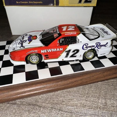 Ryan Newman 12 Crown Royal escala 1:24 LE: 1 de 1.056 IROC SERIES blanco Foto 1 de 4