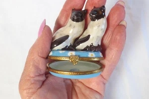 Limoges Frankreich Peint Main Porzellan Schmuck Pillendose 2 Katzen auf Gänseblümchen Motiv Sockel - Bild 1 von 6