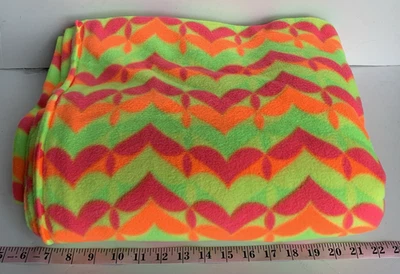 Corazones de neón 106 pulgadas X 60 rosa neón amarillo naranja verde polar para mantas Foto 1 de 2