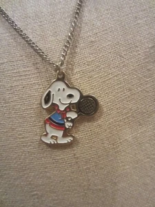 Collana con ciondolo vintage Snoopy con racchetta da tennis Pickleball smaltata - Foto 1 di 2