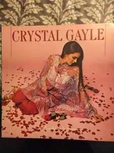 CRYSTAL GAYLE 'WE MUST BELIEVE IN MAGIC' VINYL LP 1977 (NEAR MINT) - Picture 1 of 6