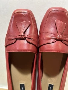 Array Womens Red Leather Loafers Leather Tie on Top Shoes 8.5 Wide - Picture 1 of 7