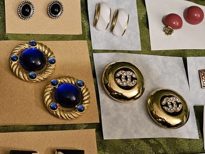 Lote mixto Trifari, Monet, chapado en oro, logotipos CC, clip vintage y perforado Foto 1 de 4