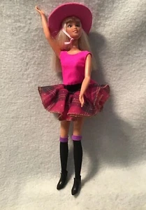 Mattel Barbie Rubia Con Conjunto de 2 Piezas + Sombrero Rosa Calcetines y Zapatos  - Imagen 1 de 12