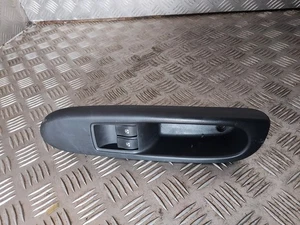 Bouton Commande Lève Vitre Avant Gauche - RENAULT CLIO II (2) PHASE II (2) - Picture 1 of 3