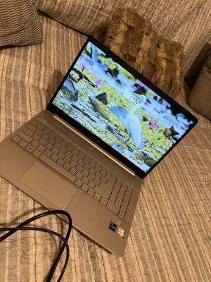 HP Laptop 15s – i7 11ª Generazione – PERFETTO - Immagine 1 di 4