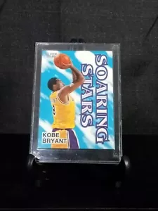 Fleer KOBE BRYANT 1997/98 “Soaring Stars” LA Lakers 2do año RC🔥TARJETA RARA🔥 NBA - Imagen 1 de 3
