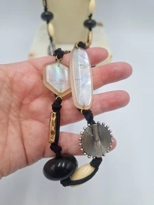 Collar Chico's Art Deco Largo Beige Negro Cuero Cordón Tono Plata Discos 44" - Imagen 1 de 5