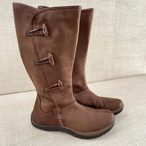 Kalso Earth Birch Stiefel, 14 Zoll hoch, Brownstone Wildleder, Lederdetails, Damen 9 - Bild 1 von 10