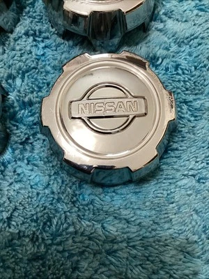 Tapa central Nissan Pathfinder 1999-2001 cromada P/N 40315-2W320 1 pieza Foto 1 de 4