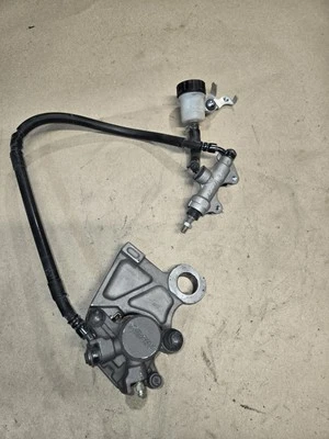 06-16 PINZA FRENO TRASERO MASTER YAMAHA YZF R6R 2007 08 09 10 11 13 #104 Foto 1 de 4