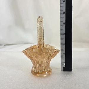 Pressglaskorb Pfirsich Bernstein Miniatur gedrehter Griff Korbgeflecht Dekor - Bild 1 von 11