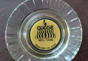 4 Queens Hotel/Casinò Downtown Las Vegas vassoio cenere vetro 4,5" vintage - Foto 1 di 2