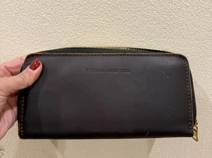 Cartera Portland Leather Goods Acordeón Cremallera en Cuero Marrón Oscuro Grano Completo  - Imagen 1 de 4