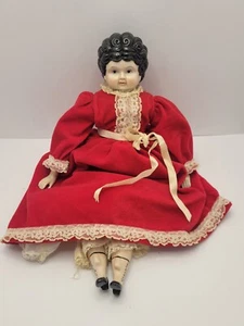 Bambola cinese vintage porcellana corpo stoffa non marcato 17" vestito velluto rosso capelli neri - Foto 1 di 11