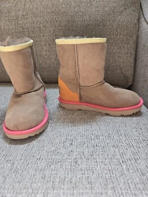 UGG Classic Short II Big Kid Girls Water Resistant Wool Boots SIZE US 3 - Image 1 of 4
