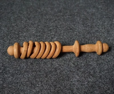 Винтажная погремушка из превращенного дерева с кольцами для прорезывания зубов длиной 6-3/8 дюйма ручной работы *ЧИТАЙТЕ - Изображение 1 из 4