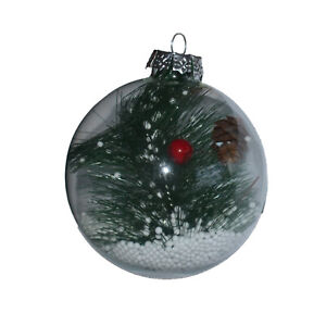 Pallina natalizia in vetro con ramo di pino al suo interno bacche con neve 10 cm