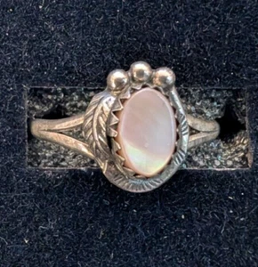 Vintage Navajo Pink MOP Oval Sterling Silver Leaf with 3 beads Ring Size 3.5-7.5 - Picture 1 of 5