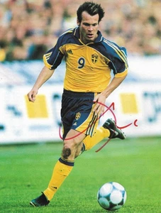 SWEDEN & ARSENAL: FREDDIE LJUNGBERG SIGNED 10.5x8 BOOK/ANNUAL PICTURE+COA - Picture 1 of 1