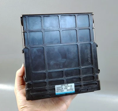 SUZUKI Grand Vitara A/T ECU ECM Engine Control Unit 33920 54JR0 E6T17382H - Image 1 of 4