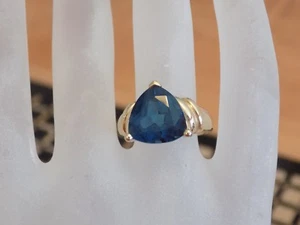 10k London Blautopas Trillion Cut Ring in Gelbgold - Bild 1 von 12